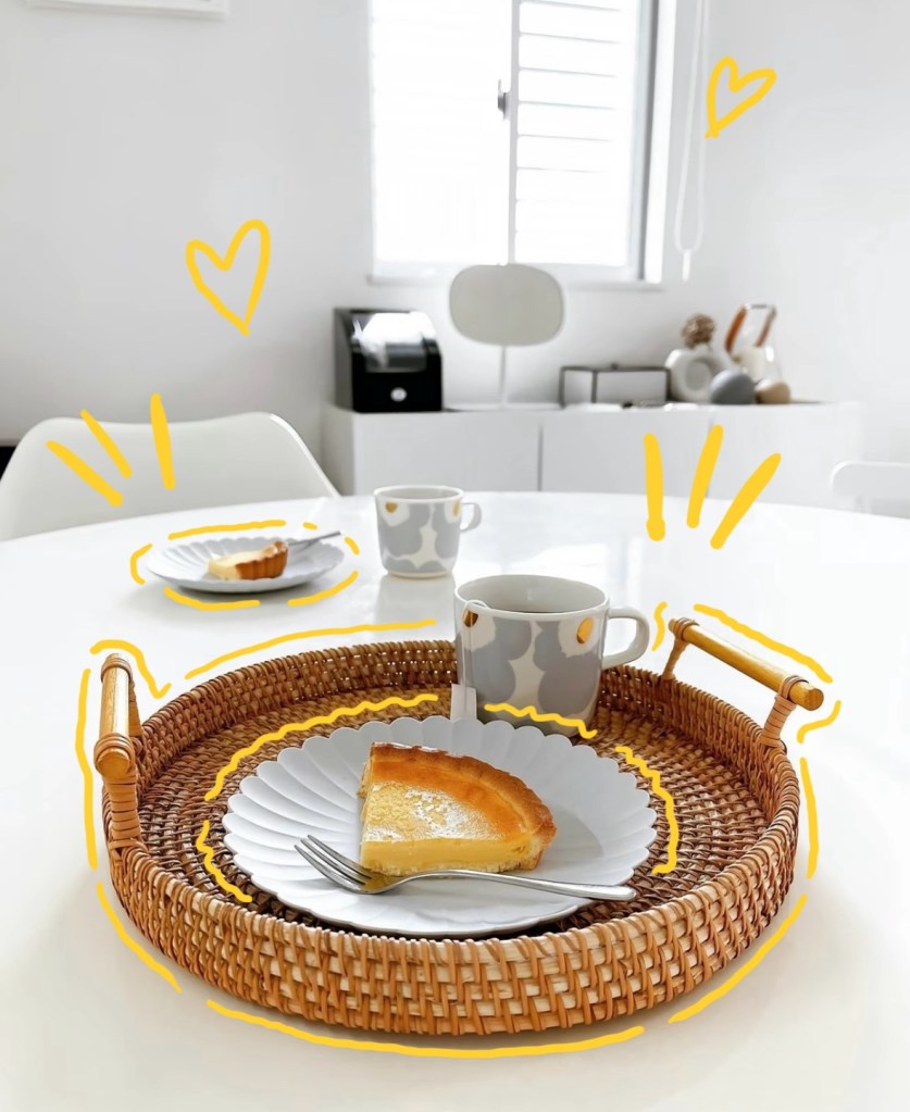 Encanto à Mesa: Bandeja de Rattan e Prato de Sobremesa com Detalhes em&nbsp;Pétalas